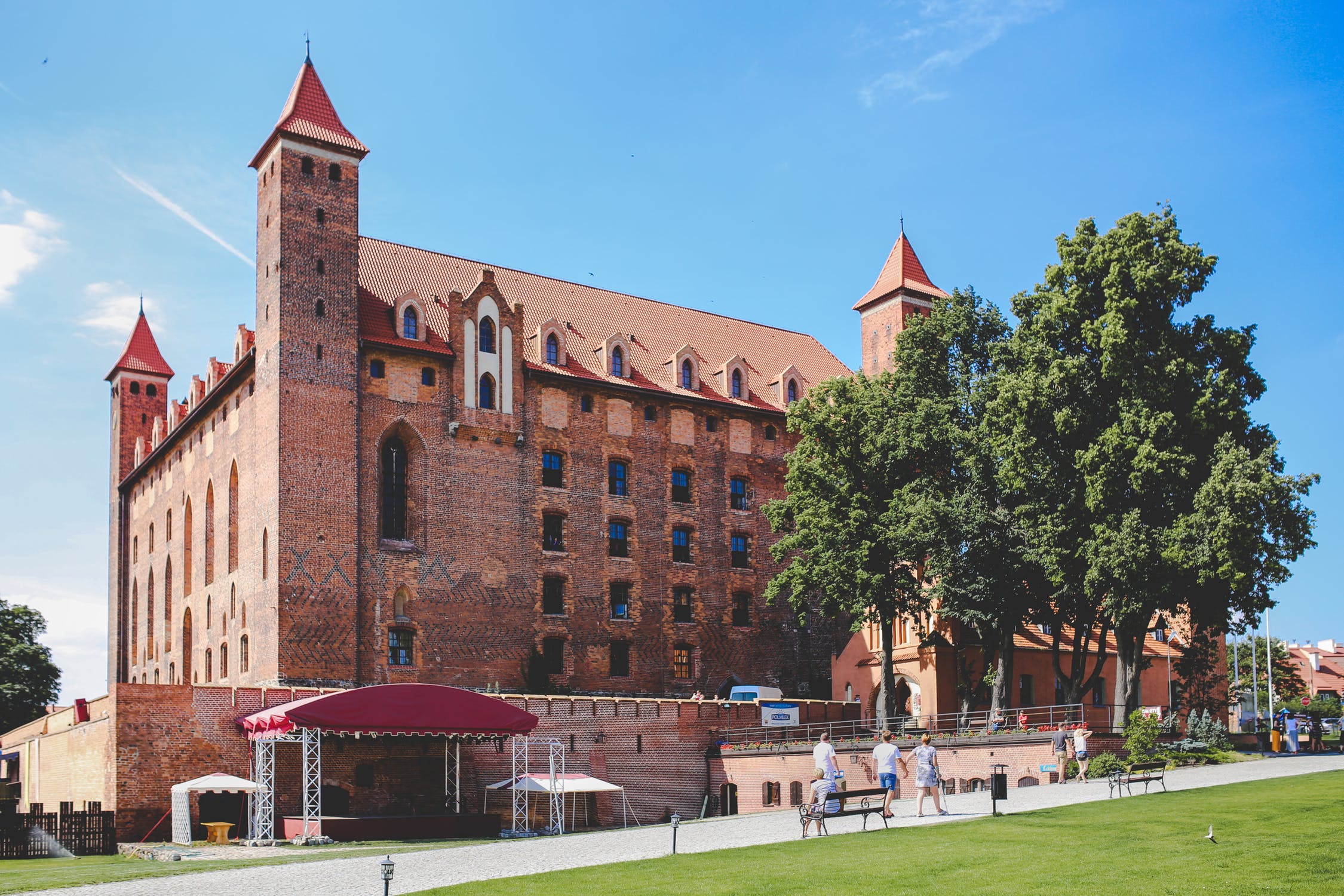 red-bricks-vintage-castle-6019.jpg