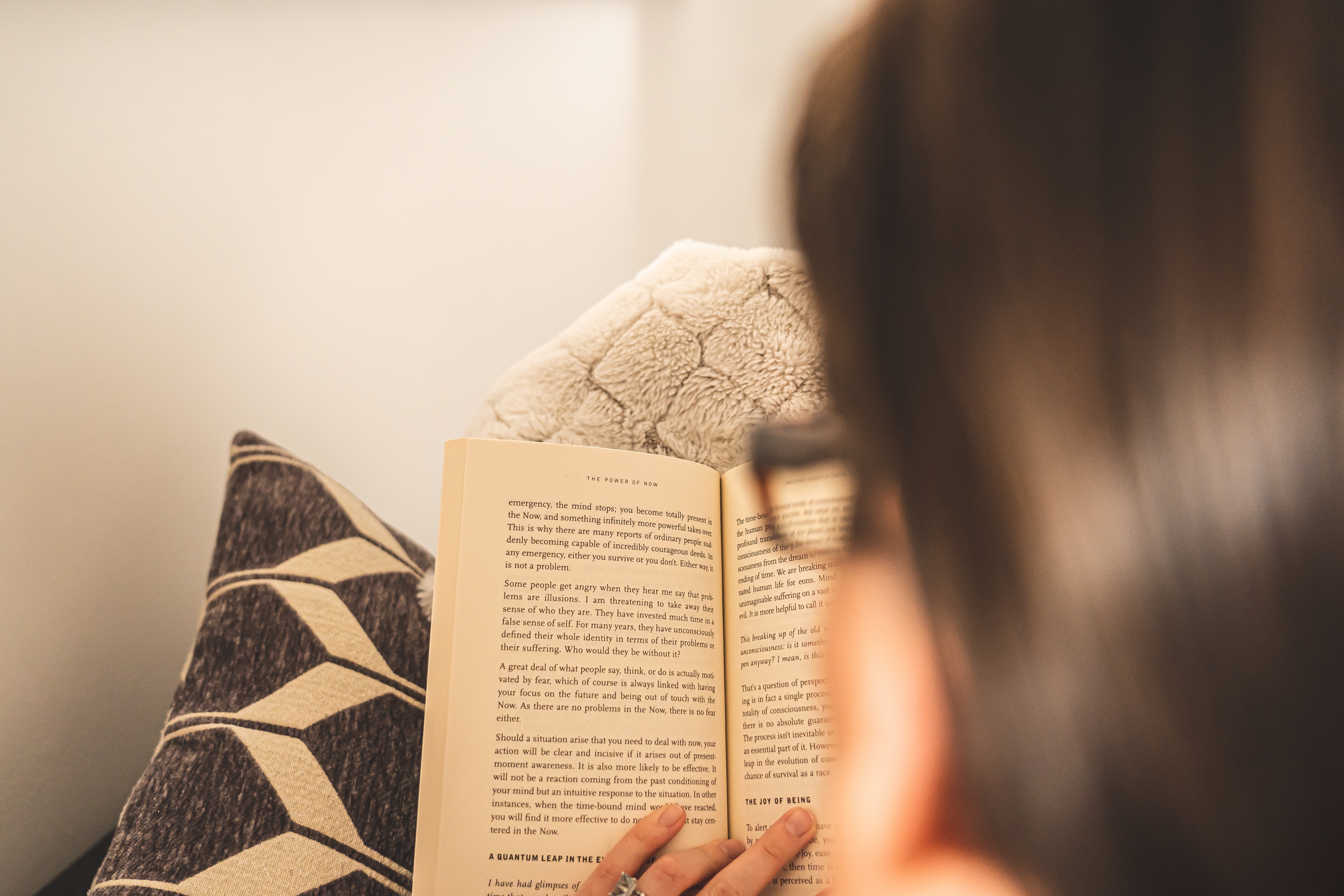 woman-reading-a-book-3945527.jpg
